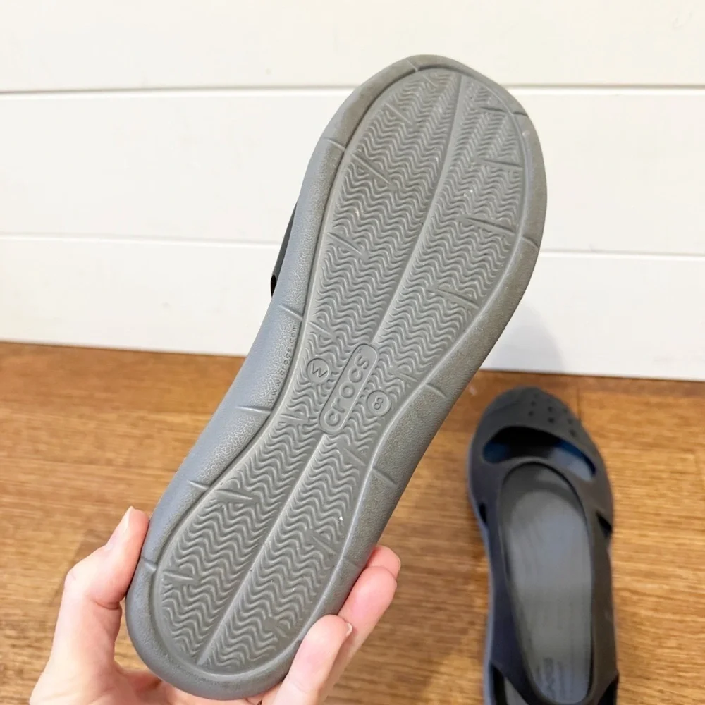 Crocs Womens Swiftwater Wave sandals made of Croslite material Gray/Black Size 8